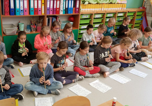 Uczniowie klasy 2a grają na flażoletach